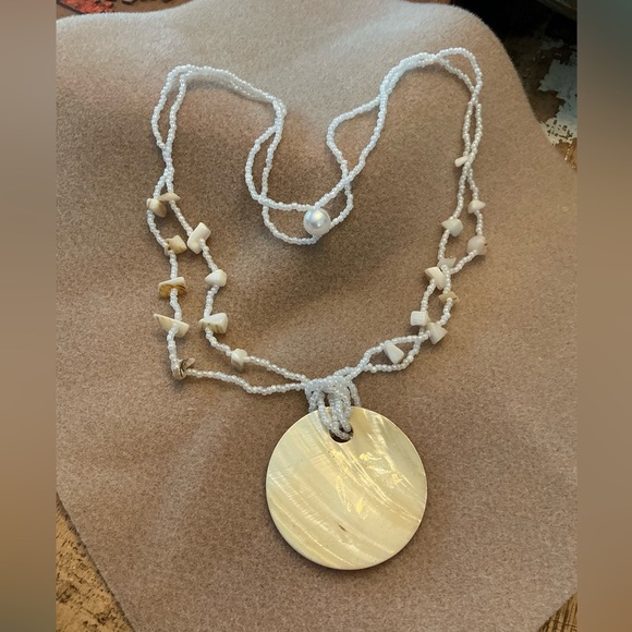 Jewelry - Beautiful Vintage Shell Necklace!